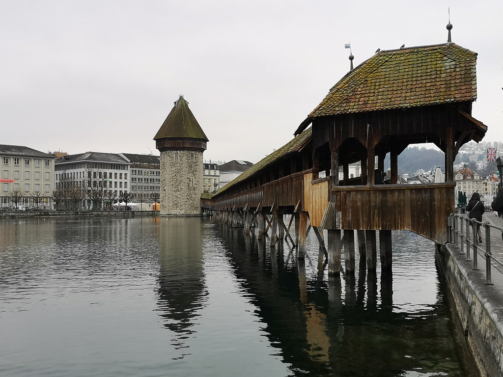 Pont en bois au centre de Lucerne 1