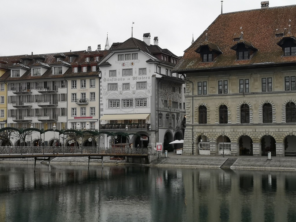 Batiment blanc Pfistern depuis pont de Lucerne