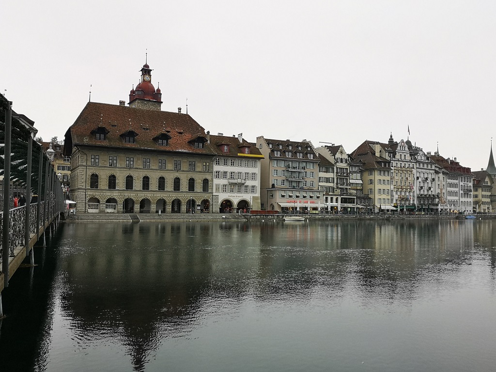 Vue sur la berge Mairie de Lucerne